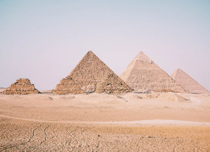 The great pyramids of Giza -- Fire in Cairo: Egypt's foreign cash crisis